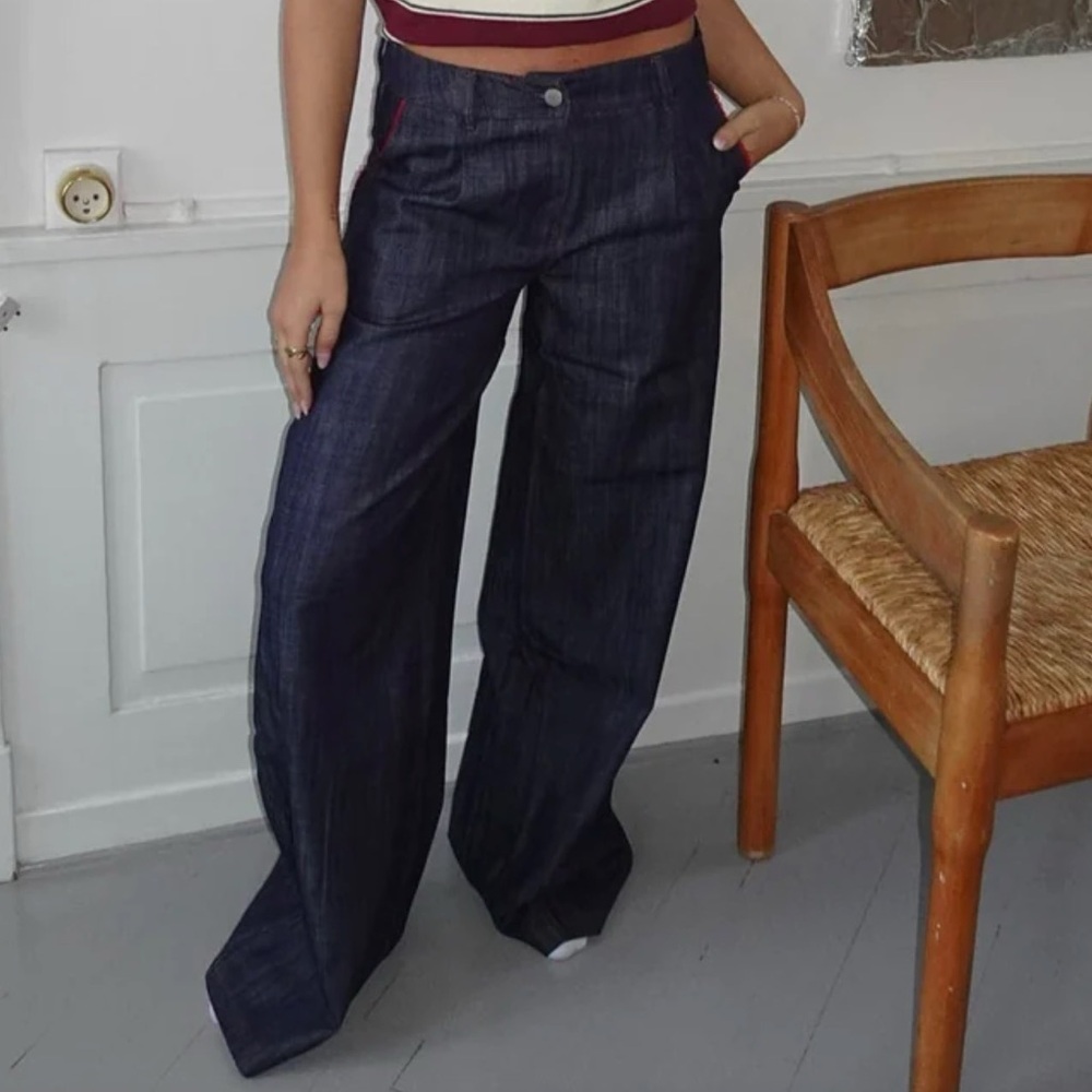 Dark denim jeans with red detail